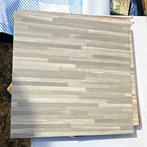 Light grey wood effect - light,